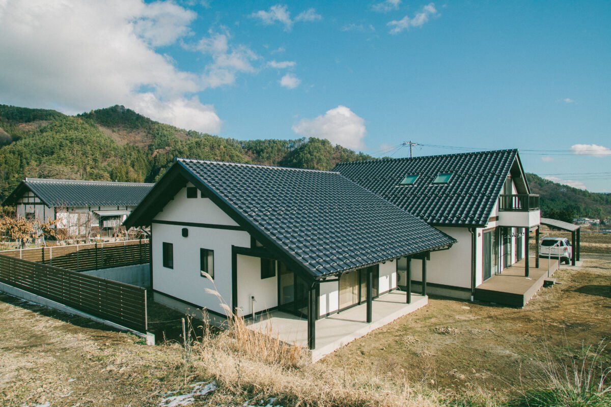 美しい山並みに抱かれて。地元の赤松と共に生きる家